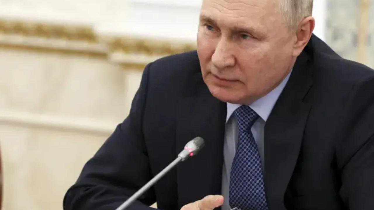 Setelah menjalani pelatihan Andropov Red Banner Institute di Moskow, Putin ditugaskan ke Dresden (yang saat itu masuk Jerman Timur) sebagai penerjemah selama lima tahun, dari 1985 hingga 1990.<br>