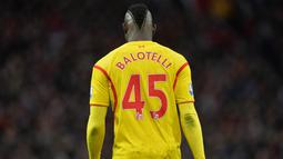 1. Mario Balotelli - Striker asal Italia ini didatangkan oleh Brendan Rodgers untuk menggantikan posisi Luis Suarez yang hijrah ke Liverpool. Hanya mampu mencetak satu gol dari 16 penampilan membuatnya dibuang ke Nice. (EPA/Peter Powell)