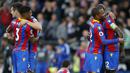 Para pemain Crystal Palace berpelukan setelah berhasil mengalahkan Chelsea pada laga Premier League di Stadion Selhurst Park, Sabtu (14/10/2017). Crystal Palace menang 2-1 atas Chelsea. (AFP/Ian Kington)