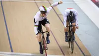 Pebalap sepeda Belanda, Harrie Lavreysen (kiri) berselebrasi setelah memenangkan nomor sprint putra melawan pebalap sepeda Jepang, Ota Kaiya pada UCI Track Nations Cup 2023 di Jakarta International Velodrome, Rawamangun, Jakarta, Minggu (26/02/2023). (Bola.com/Bagaskara Lazuardi)