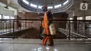 Petugas dari Kelurahan Keagungan menyemprotkan cairan disinfektan di dalam Masjid Jami Baitussalam, Jakarta Barat, Jumat (8/1/2020). Penyemprotan disinfektan di setiap sudut masjid yang sering digunakan oleh jemaah tersebut untuk mencegah penyebaran virus Corona COVID-19. (Liputan6.com/Johan Tallo)