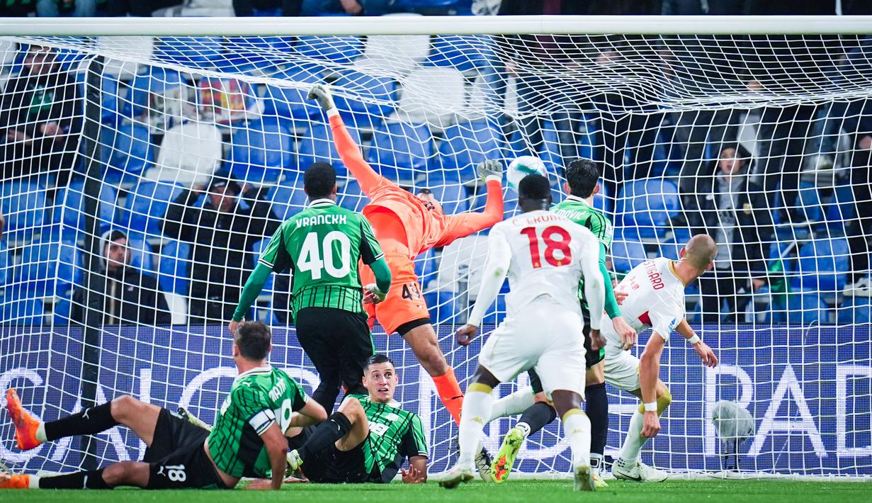 Pemain Sassuolo gagal mengantisipasi pergerakan pemain Genoa, Leo Ostigard, sehingga harus kebobolan di menit-menit akhir di Mapei Stadium, Selasa (4/11/2025) dini hari WIB. (Massimo Paolone/LaPresse via AP)