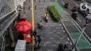 Tak sedikit trotoar di Jakarta dikuasai oleh pihak lain di luar peruntukannya, seperti menjadi lokasi parkir motor maupun temoat berdagang para pedagang kaki lima. (Liputan6.com/Angga Yuniar)