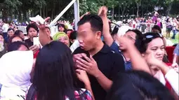 Ratusan massa langsung menyerbu oknum panitia yang melarang mereka untuk mencoblos, Victoria Park, Causeway Bay, Hongkong, Minggu (6/7/2014) (twitter.com) 