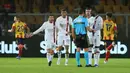 Para pemain AC Milan berdebat dengan wasit saat melawan Lecce pada pertandingan sepak bola Serie A Liga Italia di Stadion Ettore Giardiniero, Lecce, Italia, Sabtu (11/11/2023). (Carlo Hermann/AFP)