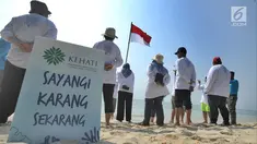 Aktivis Yayasan Kehati Jakarta  dan penjaga pulau melakukan upacara bendera menghadap laut dalam rangka HUT ke-74 RI di Pulau Sangiang, Banten, Minggu (18/8/2019). Kegiatan ini dilakukan serentak secara nasional di 73 titik untuk mencintai laut dan sumber daya alamnya. (merdeka.com/Arie Basuki)