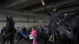 Mereka memblokir jalan raya utama, membakar ban di dekat pelabuhan penting dan mengibarkan bendera besar Israel dan spanduk dengan Deklarasi Kemerdekaan negara itu di atas tembok Kota Tua Yerusalem. (AP Photo/Oded Balilty)