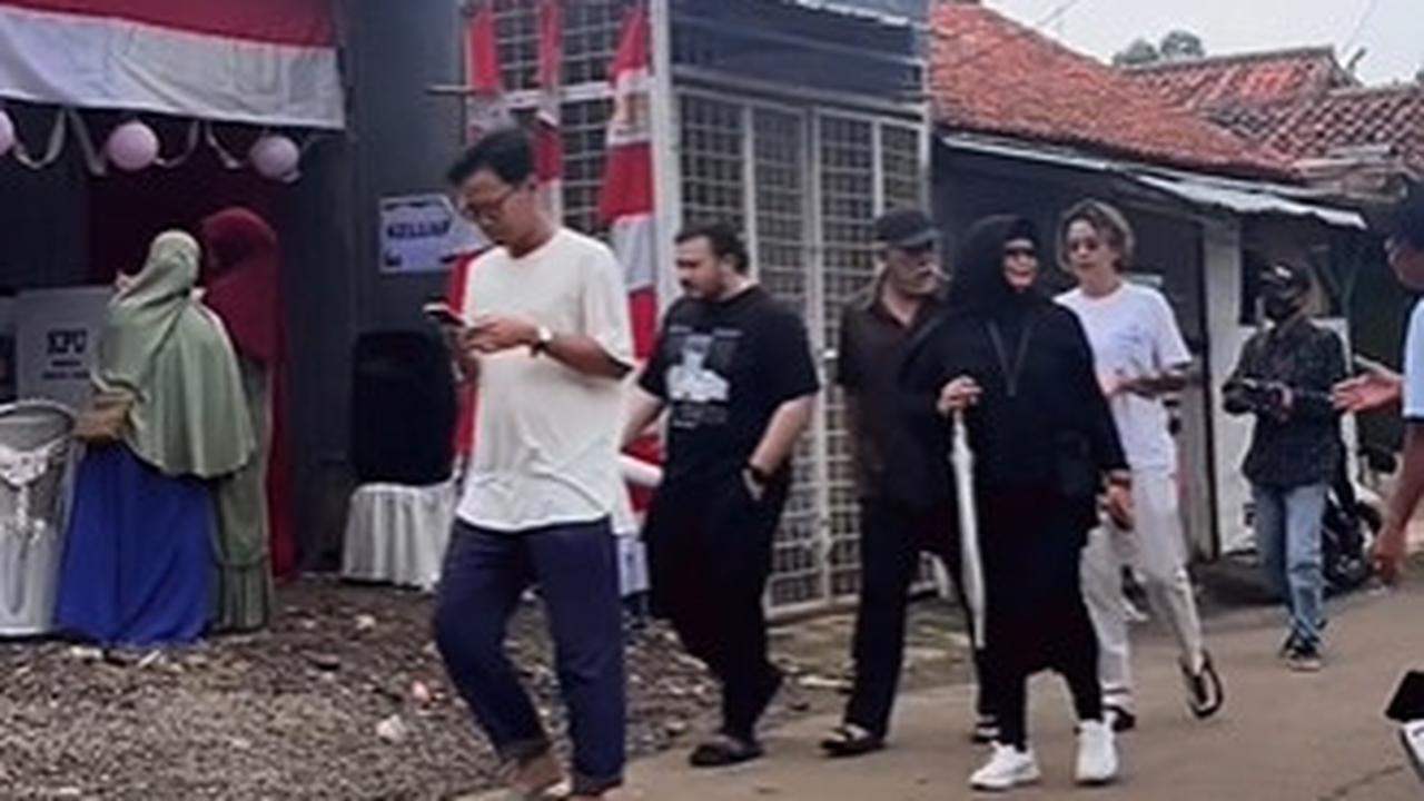 Kala itu, Iwan diketahui tiba di TPS bersama dengan keluarga.
