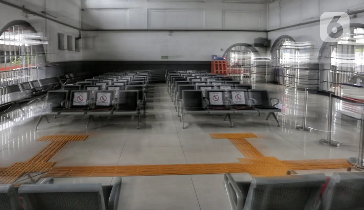 Suasana Stasiun Pasar Senen, Jumat (24/4/2020). Terkait larangan mudik Lebaran 2020, Stasiun Pasar Senen untuk sementara tidak melayani keberangkatan kereta jarak jauh dari tanggal 24 sampai 30 April 2020 mendatang. (Liputan6.com/Johan Tallo)