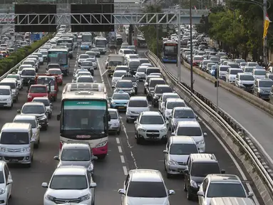 Suasana kemacetan di tol dalam kota Jakarta, Jumat (23/12). Jelang akhir pekan serta libur Natal, kemacetan jam pulang kerja di jalan protokol Ibu Kota menjadi semakin parah.(Liputan6.com/Immanuel Antonius)