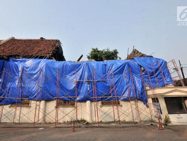 Terpal menutupi sebagian bangunan Galangan VOC yang ambruk di kawasan Kota Tua, Penjaringan, Jakarta, Minggu (3/6). Gedung tua yang dahulu digunakan sebagai gudang perdagangan VOC tersebut ambruk pada Jumat 1 Juni 2018. (Merdeka.com/Iqbal Nugroho)