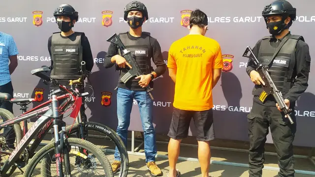 Tim Sancang Polres Garut, Jawa Barat memperlihatkan pelaku spesialis pencuri sepeda berikut barang bukti, saat rilis kasus di Mapolres Polres Garut.