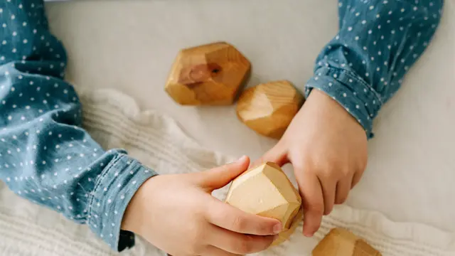 cara atasi mainan masuk mulut bayi