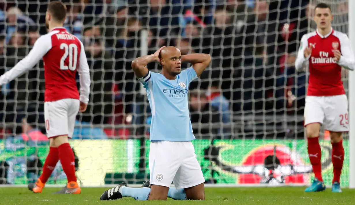 Pemain Manchester City, Vincent Kompany bereaksi setelah gagal menjebol gawang Arsenal dalam laga final Piala Liga Inggris di Stadion Wembley, Minggu (25/2). Manchester City menghancurkan Arsenal dengan skor telak 3-0. (AP/Frank Augstein)