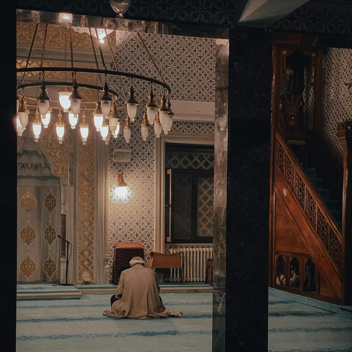 Ilustrasi I'tikaf di Masjid