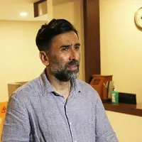 Jeremy Thomas sangat keras dan memantau dengan siapa anaknya berteman