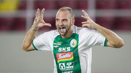 Petaka menghampiri Persib di menit ke-34. Bola rebound yang berhasil ditepis oleh Teja Paku Alam berhasil disambar oleh Nemanja Kojic. (Bola.com/Bagaskara Lazuardi)