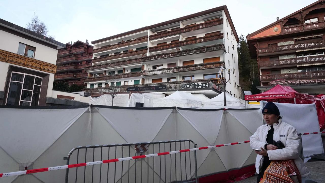 FOTO: Warga Berdoa dan Letakkan Karangan Bunga di Lokasi Kebakaran Crans Montana Swiss