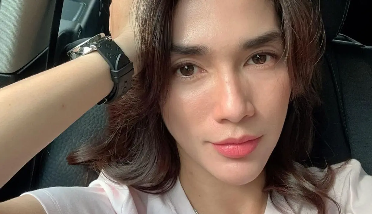Pesona luar biasa Ussy Sulistiawaty dalam foto ini, pancarkan aura cantik. Dengan riasan minimal yang berhasil menampilkan kulit sehatnya, Ussy tampak hanya menambahkan sedikit rona merah muda pada bibirnya. Foto: Instagram.