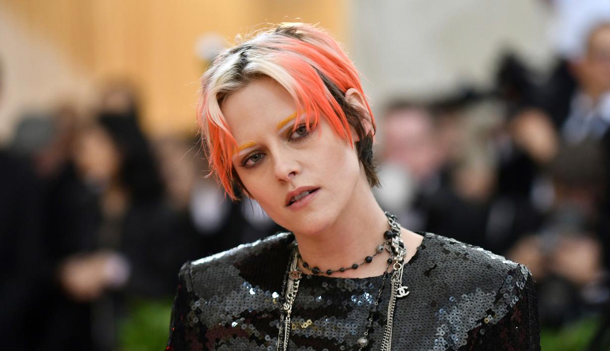 Kristen Stewart tampil dengan rambut berwarna oranye saat menghadiri Met Gala 2019 bertema Camp: Notes on Fashion di The Metropolitan Museum of Art, New York, Amerika Serikat, Senin (6/5/2019). (Photo by Charles Sykes/Invision/AP)