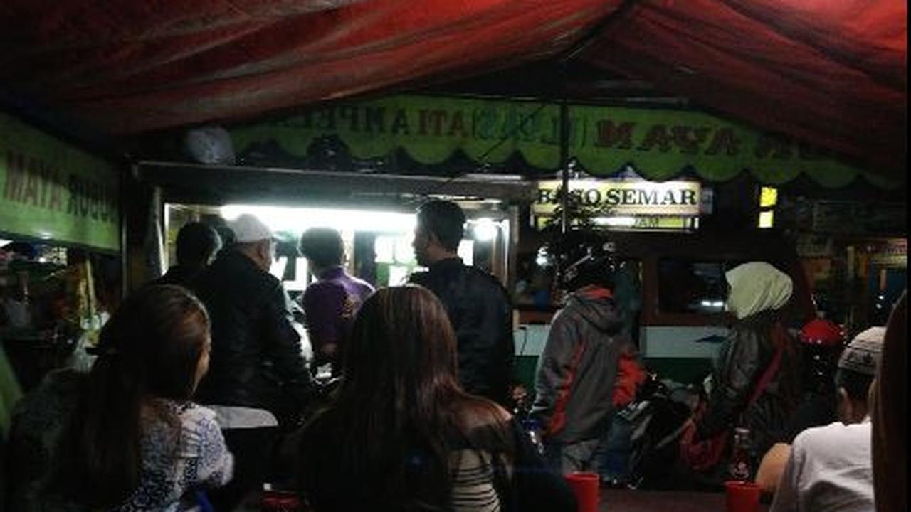 Bubur ayam khas Jawa Barat ini layak dicicipi saat mencari kuliner malam di setiap kota maupun kabupatennya.