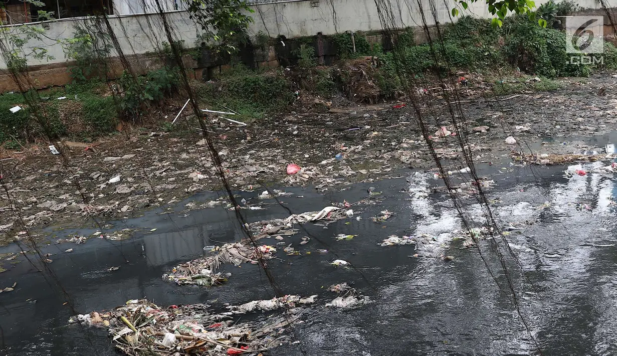 Pemandangan Kali Krukut yang dipenuhi sampah di kawasan Karet, Jakarta, Rabu (19/9). Selain dipenuhi sampah, Kali Krukut juga menimbulkan bau tidak sedap. (Liputan6.com/Immanuel Antonius)