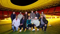 Wartawan dari berbagai negara yang mengikuti media trip LALIGA di Bilbao, berfoto di Stadion San Mames, Rabu (11/1/2023). (LALIGA)