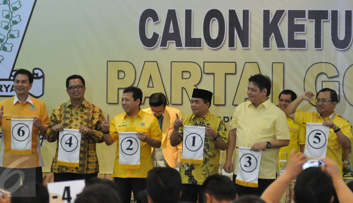 Calon Ketua umum Partai Golkar, Aziz syamsuddin, Mahyudin, Setya Novanto, Ade Komarudin, Erlangga Hartarto, dan Priyo Budi Santoso (dari kiri) menunjukan nomer urut Calon Ketua Umum Partai Golkar, Jakarta, Sabtu (7/5).(Liputan6.com/Johan Tallo)