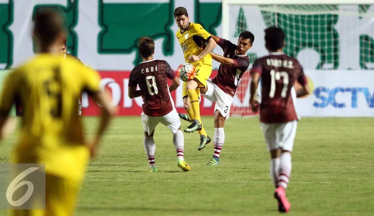 Penyerang Mitra Kukar, Angel Carrascosa M (tengah) berebut bola dengan pemain Persegres GU saat turnamen Piala Presiden 2017 di Stadion Maguwoharjo, Sleman, Sabtu (4/2). Laga ini dimenangkan Mitra Kukar dengan skor 1-0. (Liputan6.com/Helmi Fithriansyah)