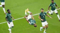 Arab Saudi baru saja membuat kejutan sekaligus mengukir sejarah usai menaklukkan Argentina di Piala Dunia 2022. Keberhasilan tersebut disambut bangga Raja Salman bin Abdulaziz Al Saud yang langsung mengumumkan hari libur nasional untuk merayakannya. (AP/Luca Bruno)