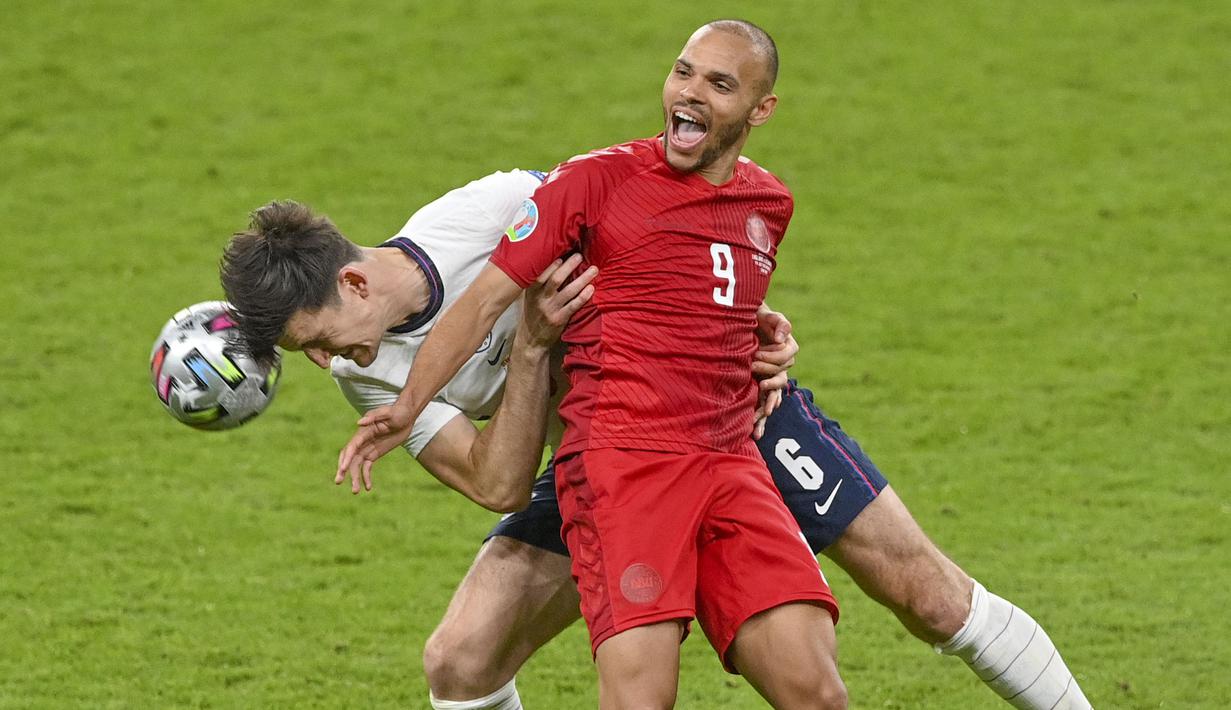Harry Maguire - Benteng kokoh Manchester United ini merupakan salah satu bek tertangguh di Euro 2020. Duetnya bersama John Stones benar-benar menjadi momok bagi barisan penyerang lawan. (Foto:AP/Justin Tallis, Pool)