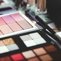 Sontek trik dari para makeup artist saat mengaplikasikan eyeshadow agar hasilnya sempurna. (Foto: Unsplash)