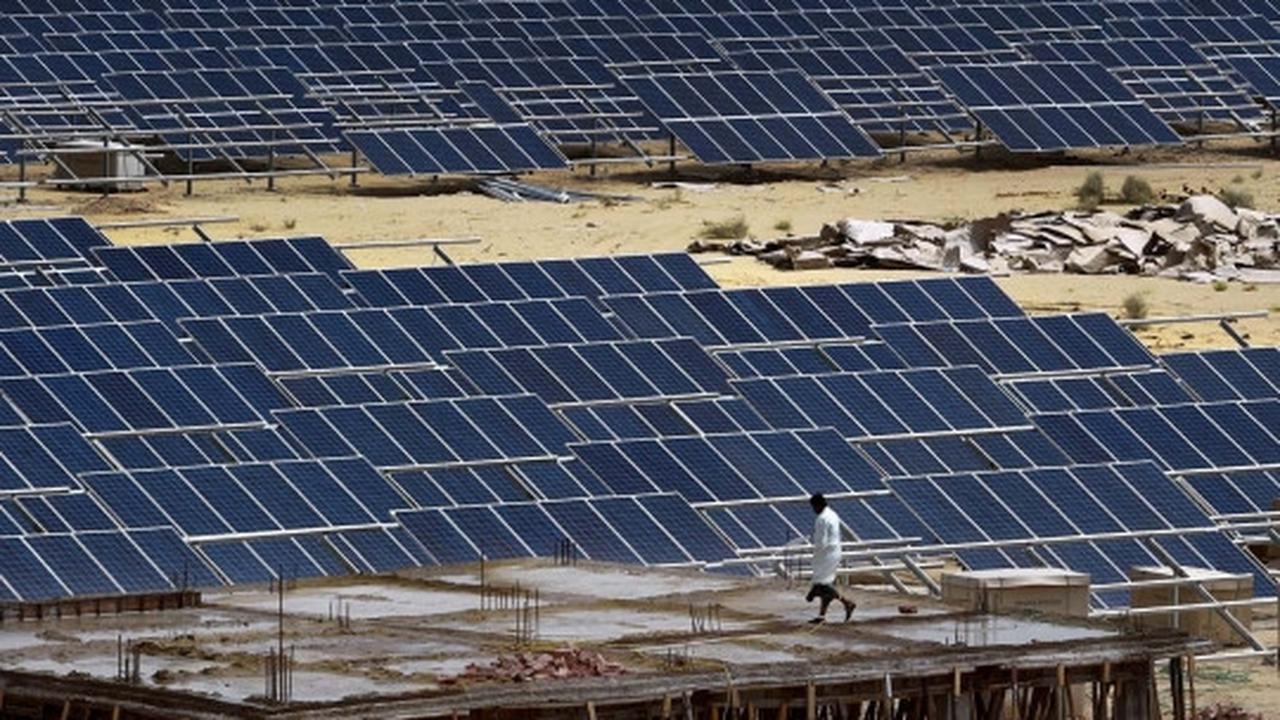 Melihat pembangunan pusat pembangkit tenaga surya India
