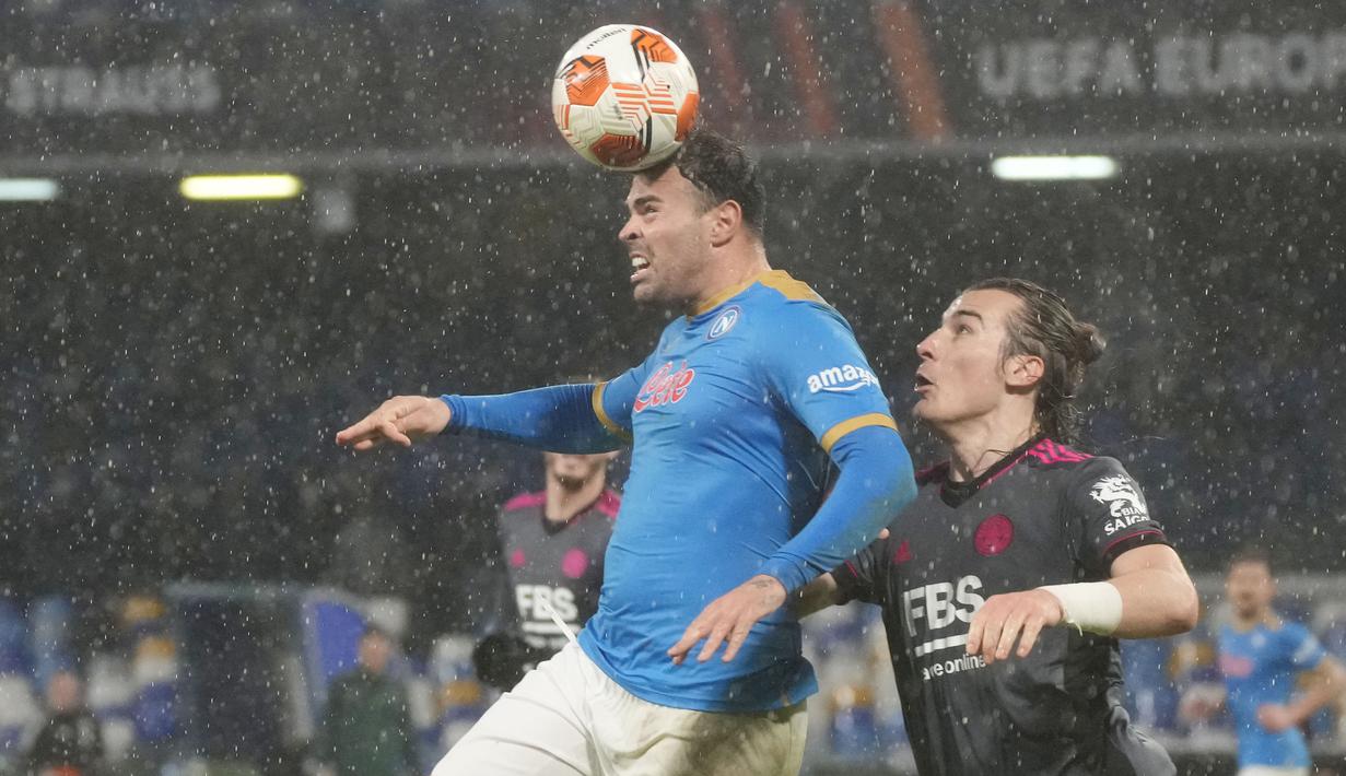 Hasil itu membuat Napoli duduk di peringkat kedua dan berhak mengamankan tiket play-off fase gugur Liga Europa. Sementara Leicester City akan melanjutkan perjalanan ke UEFA Conference League lantaran hanya mampu finis di urutan ketiga Grup C Liga Europa. (AP/Gregorio Borgia)