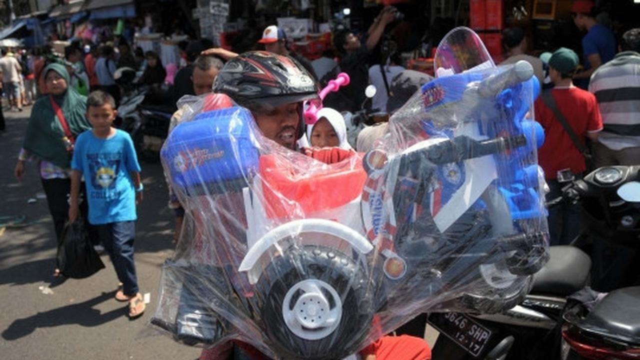 Berkah Lebaran, omzet pedagang mainan di Pasar Gembrong meningkat