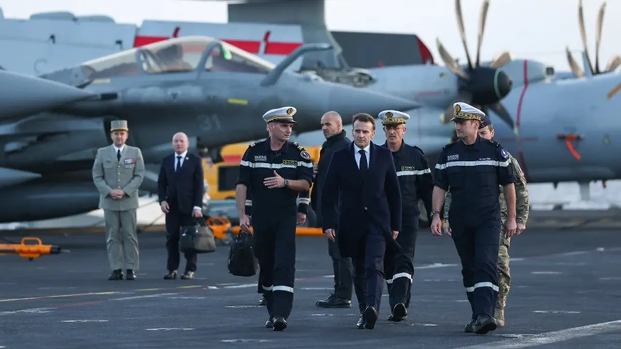 Presiden Prancis Emmanuel Macron (kanan tengah) berada di atas kapal induk Prancis Charles de Gaulle saat lawatannya ke Siprus, 9 Maret 2026.