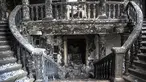 Pemandangan di dalam teater Mariupol yang rusak selama pertempuran di Mariupol, di wilayah di bawah pemerintahan Republik Rakyat Donetsk, Ukraina timur, Senin, 4 April 2022. Gedung teater Mariupol dikabarkan dihantam oleh Rusia dengan bom  pada 16 Maret 2022 lalu. (AP Photo/Alexei Alexandrov)