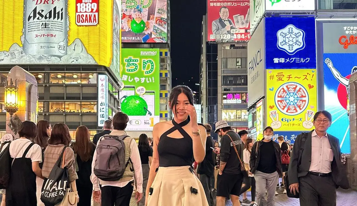Gaya chic lainnya dari Wendy Walters. Ia memadukan cross-neck tank top hitam dipadu rok midi berwarna cokelat dengan detail pita hitam kecil-kecil, serta midi boots hitam. [Foto: Instagram/wendywalters]