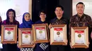 Head of Corporate Communication and Relation Irnawati W. Kahardja mewakili PT Surya Citra Media Tbk (SCMA) menerima penghargaan dalam acara Warta Ekonomi Corporate Secretary Award 2017 di Balai Kartini, Jakarta, Selasa (5/12). (Liputan6.com/Johan Tallo)