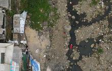 FOTO: Penampakan Wajah Sungai Ciliwung Nyaris Kerontang, Batuan Cadas Bermunculan