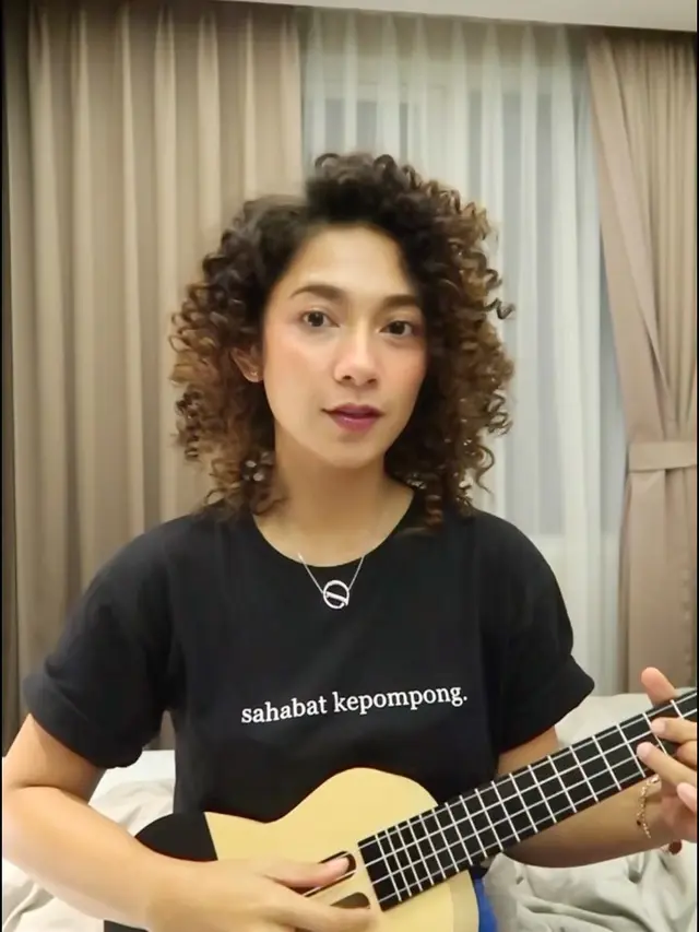 Potret Dinda Kirana dengan Rambut Keriting (sumber: instagram/dindakirana.s)