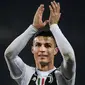Stiker Juventus, Cristiano Ronaldo, menyapa suporter usai mengalahkan Torino pada laga Serie A di Stadion Olympic, Turin, Sabtu (15/12). Torino kalah o-1 dari Juventus. (AFP/Marco Bertorello)