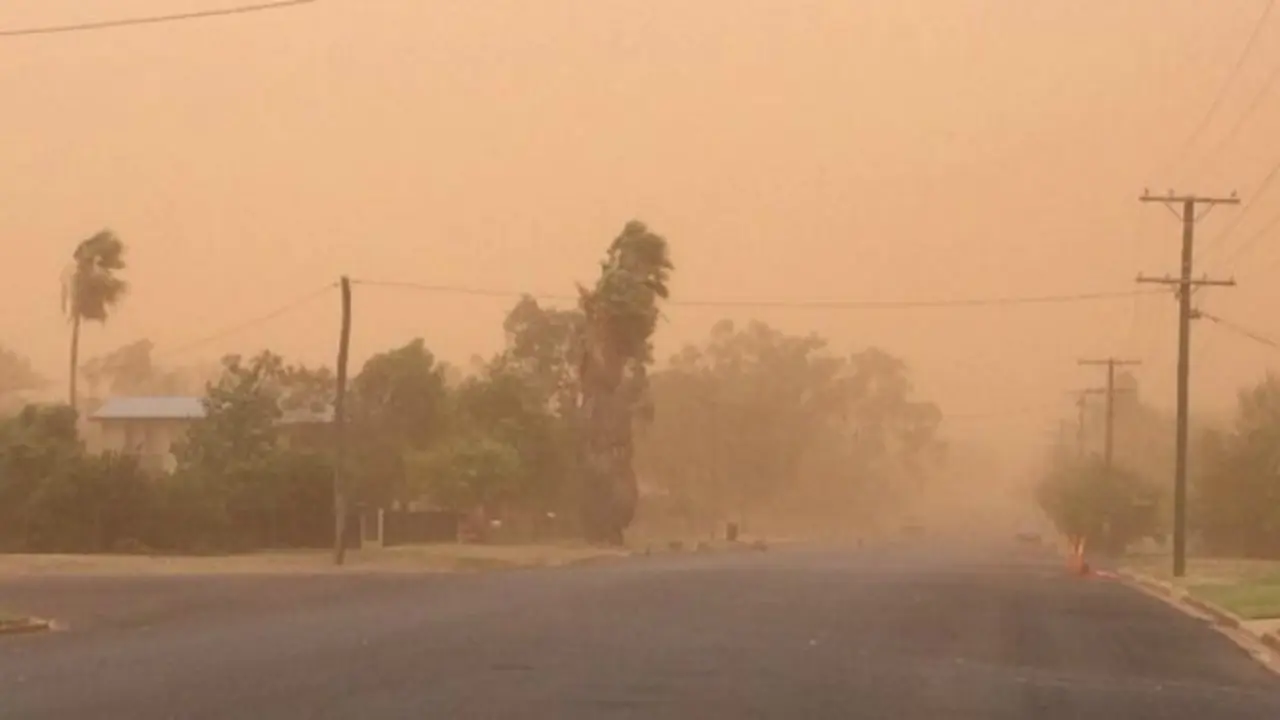 Kabut oranye tiba-tiba menyelimuti kota Chareville di Australia usai badai debu menerjang