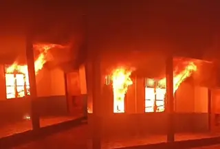 Kebakaran melanda Pondok Pesantren Madrasah Ibtidaiyah (MI) Ma’arif di Desa Bumi Restu, Kecamatan Palas, Kabupaten Lampung Selatan. (Foto: Istimewa).