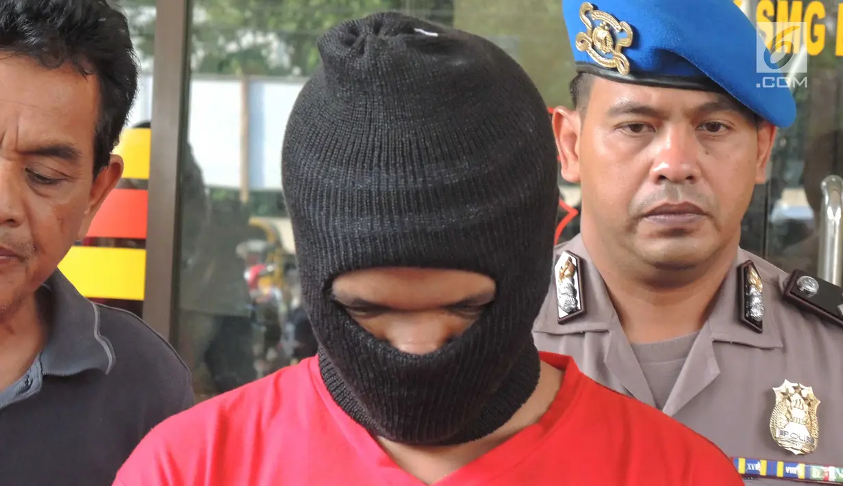 Pelaku pembunuhan PSK Ayu Sinar Agustin alias Ninin (23) tertunduk saat rilis di Mapolsek Semarang Barat, Sabtu (15/9). Pelaku menghabisi korban dengan cara dibekap menggunakan Bantal. (Liputan6.com/Gholib)