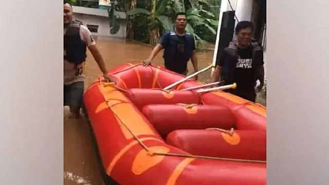 Momen Evakuasi Ibunda Yuni Shara saat Banjir, Mengungsi ke Tempat yang Aman