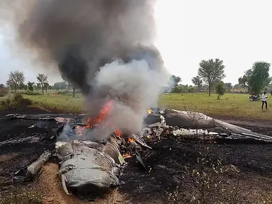 Sebuah pesawat MiG-27 terlihat terbakar setelah jatuh saat misi rutin di sekitar desa Devariya dekat Jodhpur, India, (4/9). Menurut media lokal, pilot pesawat selamat dan tidak ada korban jiwa akibat insiden tersebut. (AFP Photo)