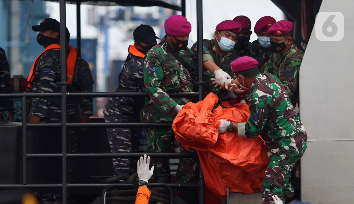 Serpihan pesawat Sriwijaya Air SJ 182 yang dibawa KRI Kurau diturunkan ke Dermaga JICT 2, Jakarta, Minggu (10/1/2021). Tim SAR Kopaska TNI AL menyerahkan serpihan pesawat Sriwijaya Air SJ 182 yang berhasil dievakuasi ke Basarnas, Kepolisian, dan KNKT. (Liputan6.com/Helmi Fithriansyah)