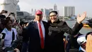 Kim Jong-un KW bernama Howard X dan Donald Trump KW, Dennis Alan berpose untuk foto bersama di Merlion Park, Singapura (8/6). Donald Trump dan Kim Jong-un akan mengadakan pertemuan bersejarah mereka di Pulau Sentosa. (AP/Wong Maye-E)