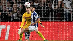 Penampilan apiknya membuat pemain Timnas Jepang ini menjadi bintang kemenangan Real Sociedad atas Barcelona. (AFP/Ander Gillenea)